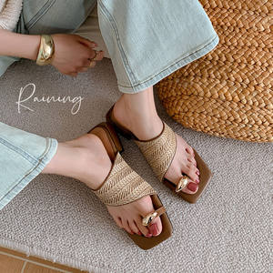 Sandalias de paja transpirables y versátiles de nuevo estilo para verano, con puntera metálica, tacones gruesos, punta cuadrada y aberturas poco profundas. - Product Image 5