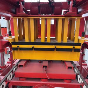 Macchina per la Produzione di Mattoni Solidi QT4-26 Semi-Automatica per Mattoni Forati in Cemento con Scatola del Cambio - Product Image 3