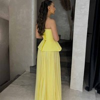 Robe Longue Élégante Jaune Sans Bretelles Épaules Dénudées Plissée Coupe Ajustée pour Femme