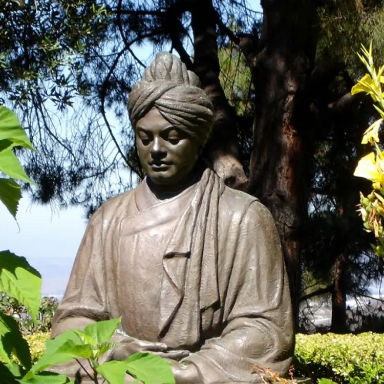 큰 크기 adiyogi 시바 동상을 서 있는 큰 시바 동상