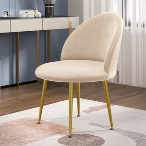 La caffetteria specializzata nel tè al latte offre un set di tavoli adatti anche per trattative commerciali, inclusi tavoli da pranzo. - Product Image 3