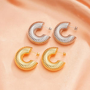 Orecchini a Cerchio Trendy Placcati Oro in Lega di Zinco a Forma di C Unisex Gioielli alla Moda per Feste - Product Image 3