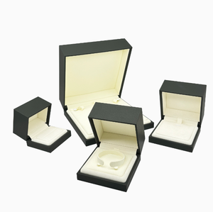 Boîte à bijoux en cuir PU noir avec surpiqûres blanches, étui de rangement carré pour bagues, boucles d'oreilles, colliers et petits accessoires - Product Image 6
