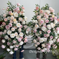 Arche florale élégante rose écoresponsable IFG avec roses et verdure pour la décoration de scène de mariage, de Noël et de fête de remise des diplômes
