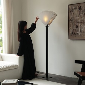 Lámpara de pie LED plegable de doble cara posmoderna con altura ajustable para sala de estar, hotel, sala de exposiciones - Product Image 2