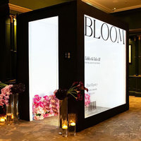 Afneembare White Magazine Photo Booth Box Achtergrond Aangepaste Mode Fotocabine Met Led Verlichting En Bloemen