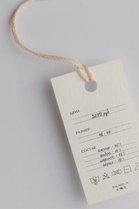 Etiquetas de papel con logotipo en relieve personalizadas de alta calidad para ropa, completas con etiquetas de nombre personalizadas, adecuadas para prendas de vestir. - Product Image 3