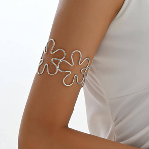 Brazalete de Brazo con Forma de Flor Simple en Oro y Plata, Geométrico, Creativo, Personalizado, Hueco, Abierto y Ajustable - Product Image 3