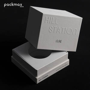 Boîte à couvercle et base en carton avec logo personnalisé, finition brillante/latte et gaufrage, pour cadeau. - Product Image 3