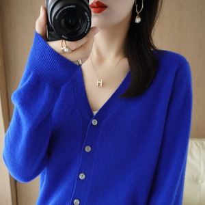 Cardigan en tricot pour femme, col en V, manches longues, couleur unie, style coréen, vêtement d'extérieur élégant pour le printemps et l'automne, idéal pour les trajets quotidiens - Product Image 3