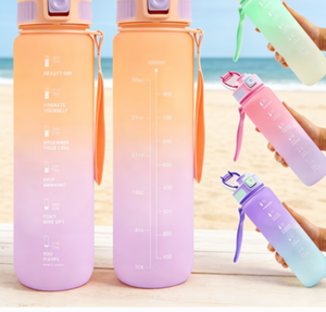 Bouteilles d'eau sportives en plastique Tritan sans BPA de haute qualité pour l'extérieur, idéales pour les cadeaux et la vente en gros, tasses pour étudiants avec paille - Product Image 3