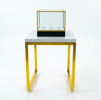 Vitrine en verre sur pied avec cadre en métal jaune, table en acier, plateau blanc, présentoir pour bijoux et montres, stand de vente au détail, showroom personnalisé