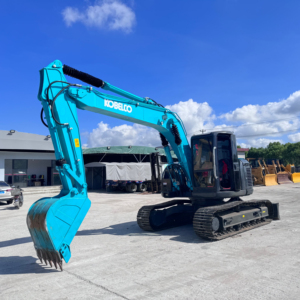 VENTE FLASH Excavatrice Kobelco SK135 d'occasion, pompes de bonne qualité, force de creusement élevée 105kN, prête à être expédiée aujourd'hui - Product Image 1