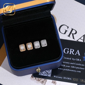 Boucles d'oreilles clous de luxe en moissanite taille émeraude, argent 925 plaqué or 18 carats, sertissage à griffes géométrique, unisexe, pour usage quotidien - Product Image 5