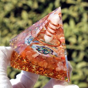 Pyramide en résine époxy cristalline avec bobine de cuivre et pilier en cristal, décoration de maison, ornement de bureau - Product Image 2