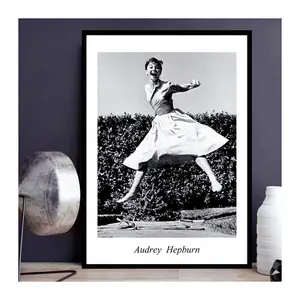 รูปภาพยังคงมีชีวิต Audrey Hepburn ตัวละครสีดำกับการ์ดสีขาวผ้าใบโปสเตอร์ภาพวาดห้องนั่งเล่นแขวนผนังภาพวาด