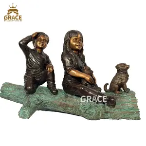 户外黄铜雕像青铜男孩女孩和一只狗坐在木雕上