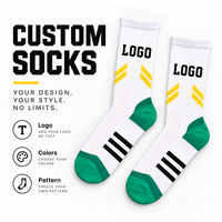 Chaussettes de sport personnalisées blanches et vertes, motif tricoté sur le thème du basketball, logo personnalisé, couleurs personnalisées et design signature unique