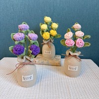 Charmant bouquet de fleurs de roses au crochet avec vase fleurs artificielles en fil de laine tricoté à la main pour la décoration intérieure et l'idée de cadeau
