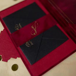 Invitation de Mariage de Luxe Type Pochette en Velours Bordeaux avec Écusson en Feuille d'Or et Invitation en Acrylique - Product Image 2