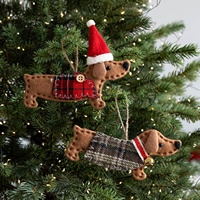 Nouvelles décorations créatives européennes pour sapins de Noël : poupées chien teckel en tissu, chapeaux, écharpes et clochettes