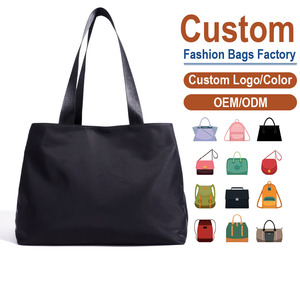 Bolso de hombro impermeable de nailon de alta densidad – Acabado mate con una textura suave y refinada | Ligero, duradero y resistente a las arrugas - Product Image 1