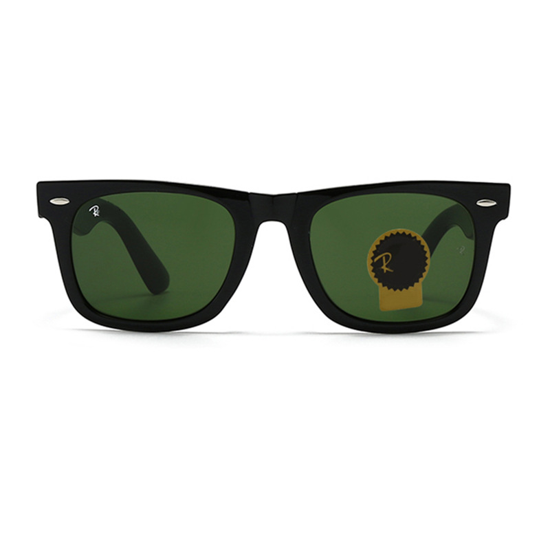 Monture noire, verres vert foncé