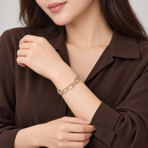 Pulsera de Eslabones Ovalados de Acero Inoxidable con Baño de Oro de 18K y Cadena de Eslabones Lisos en Tono Dorado y Texturizado en Tono Plateado - Product Image 3