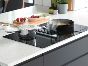 Plaque de cuisson à Induction NEG en verre cristal poli noir 4 zones de cuisson avec extracteur à tirage vers le bas - Product Image 4