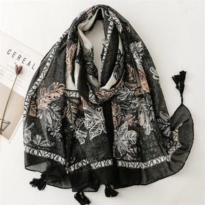 ファッショナブルなネイビーブルーブラックリーフ柄ビーチウェアスカーフショールコットンボイル生地プリントトライバルタッセルBohoスカーフ女性 - Product Image 1