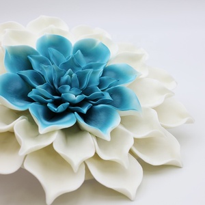 EOM maison <span class=keywords><strong>pour</strong></span> mur décoratif 3d art sculpture artisanat personnalisé <span class=keywords><strong>tombes</strong></span> décor bleu <span class=keywords><strong>céramique</strong></span> dahlias porcelaine <span class=keywords><strong>fleurs</strong></span> à la main - Product Image 4