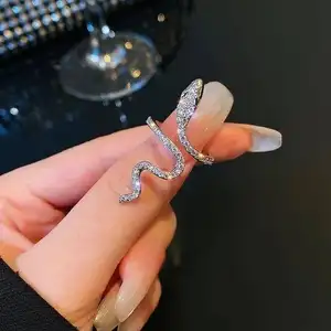 Cincin ular kecil dibungkus baru mode angin dingin kepribadian desain niche cincin jari indeks rasa cincin dekoratif wanita N2404203