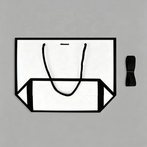 Sacs cadeaux trapézoïdaux élégants noirs et blancs en papier d'art de luxe avec nœud en satin pour boutiques, mariages, cosmétiques et vêtements - En stock et prêts à l'emploi - Product Image 3