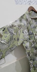 Kimono largo de algodón índigo con estampado floral indio para mujer, hecho a mano, con cierre de cordón, para usar como bata de baño. - Product Image 4