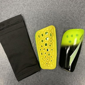 2024 nuovissima fabbrica all'ingrosso di calcio Shin Pad personalizzato <span class=keywords><strong>in</strong></span> <span class=keywords><strong>plastica</strong></span> e resina materiale di calcio giovanile parastinchi per lo sport - Product Image 6