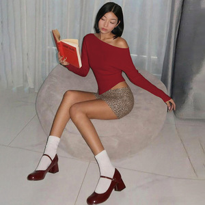 بلوزة نسائية غير متماثلة بأكمام طويلة وحافة مائلة - Product Image 4