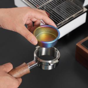 Cesta de Espresso de Precisión de Titanio con Microagujeros de Precisión <span class=keywords><strong>1900</strong></span>, Material de Titanio, Arcoíris, Compatible con 58 mm - Product Image 2
