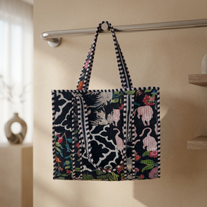 Bolso tote de algodón acolchado con estampado floral y diseño de tela acolchada con patrón bordado decorativo para compras y uso diario. - Product Image 4