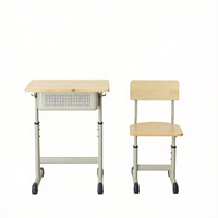 Table de classe moderne avec grand tiroir, crochets pour bouteilles d'eau, plateau en bois, pieds en métal, design confortable pour les élèves du collège