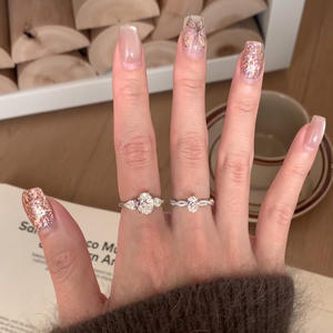 Bague de mode haut de gamme polyvalente pour femme, entièrement sertie de diamants, design en spirale de ballet rotative, forme d'œuf de pigeon, bande torsadée - Product Image 2