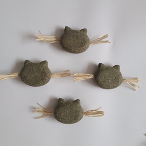 Juguete de hierba gatera Natural de gran venta, juguetes para masticar gatos de seguridad en múltiples formas, juguete interactivo para gatos Silvervine Matatabi con pluma de rafia - Product Image 2