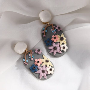 2024 joyería de moda al por mayor Mujeres 18K oro cerámica suave clip de oreja <span class=keywords><strong>sin</strong></span> agujeros flor retro porcelana <span class=keywords><strong>pendientes</strong></span> geométricos - Product Image 2