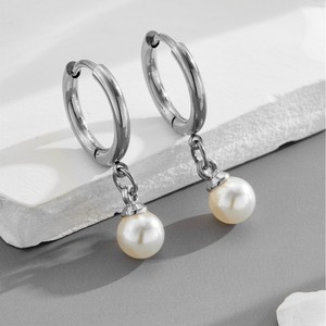 ACEWORKS Boucles d'oreilles pendantes en acier inoxydable plaqué or 18 carats pour femme, imitation perle blanche |   Léger, minimaliste, vintage - Product Image 2