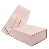 Boîte cadeau de Noël recyclable sur mesure avec doublure en éponge en papier couché or, couvercle magnétique pliable de luxe