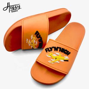 Nuevo diseño de alta calidad en relieve de PVC para hombre, zapatillas ligeras, sandalias deslizantes, zapatos con logotipo para uso informal, moda de moda para hombre - Product Image 2