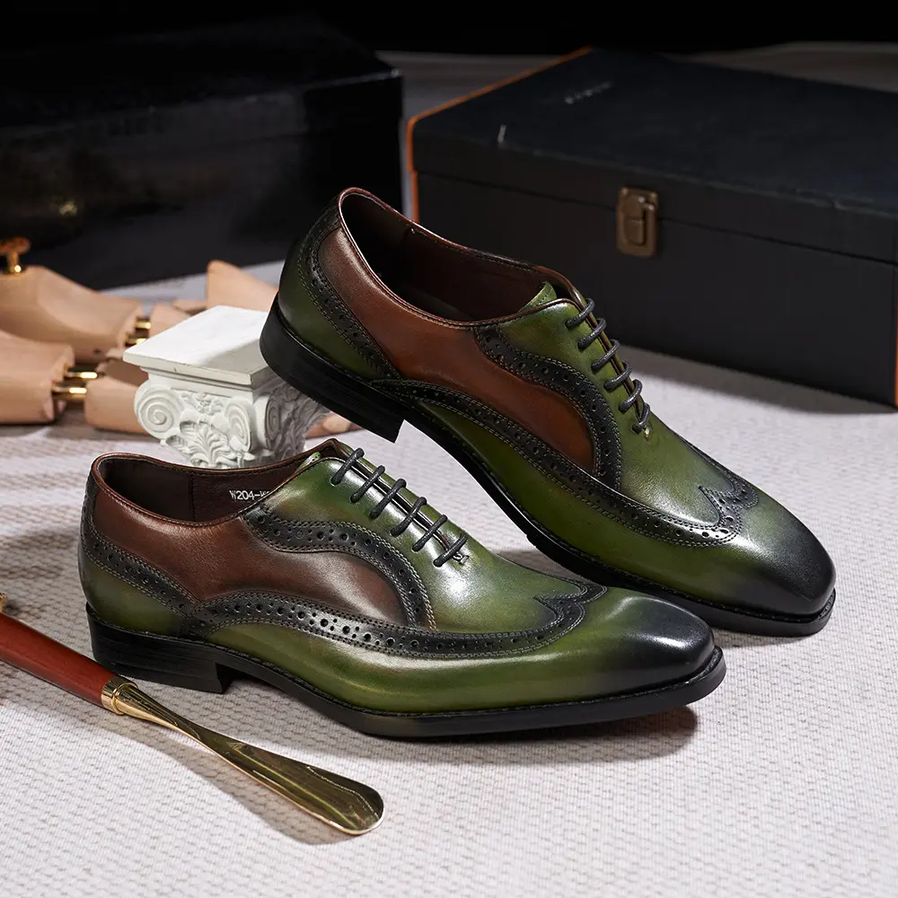 أحذية جلدية مدببة للرجال من الجلد البريطاني الرسمي أحذية فورد كبيرة الحجم مطابقة الألوان المصنوعة يدويًا أوكسفورد