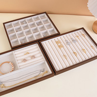 Plateau de présentation de bijoux en bois de noyer avec coussinets pour bagues et insert en velours beige, 24 compartiments pour boucles d'oreilles, pour comptoir de boutique, Chine