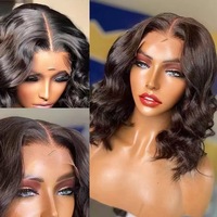 Perruque Synthétique 13*4 Grande Taille Ondulée Noire Courte Bouclée à Raie Libre en Fibre Haute Température avec Dentelle