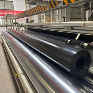 Membrane géomembrane HDPE noire lisse de 1 mm, résistante aux UV, imperméable, pour revêtement de bassin ou de lac artificiel - Product Image 1