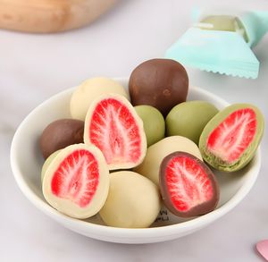 Boule de chocolat remplie de fraise d'usine 60g saveur de lait collation de fruits lyophilisés bonbons Premium chinois fraises au chocolat - Product Image 1